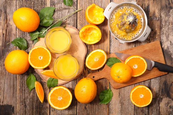 Máquina de jugo con naranjas — Foto de Stock