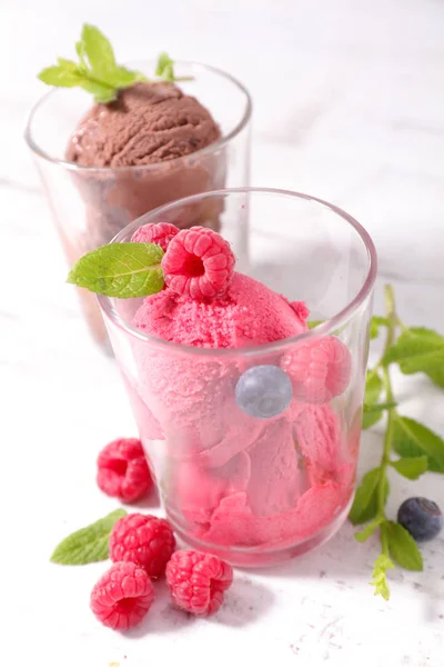 Сладкое мороженое в стаканах — стоковое фото