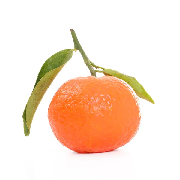 Rijpe clementine tangerine met bladeren — Stockfoto