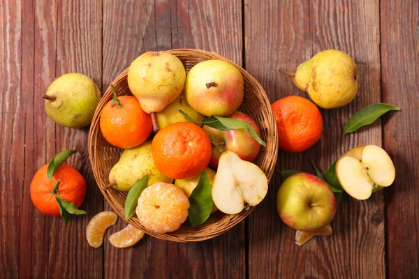 Спелые груши и мандарины — стоковое фото