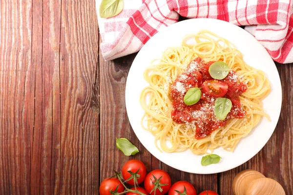 Espaguete com molho de tomate — Fotografia de Stock