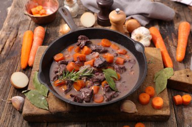 şarap soslu sığır eti güveç