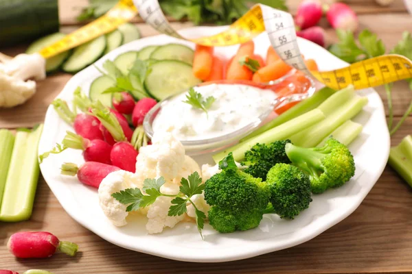 Färska grönsaker och dip sås — Stockfoto