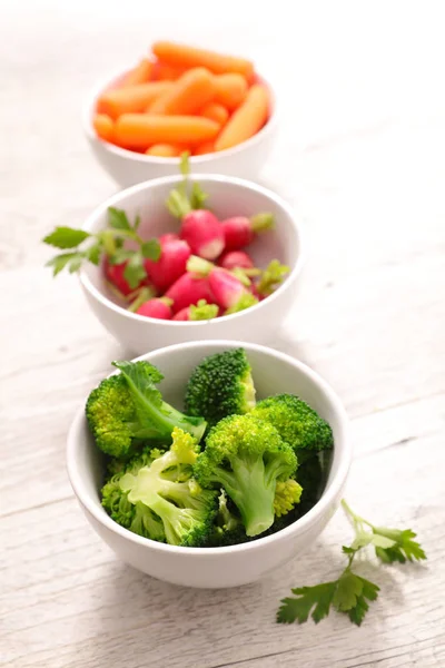 Broccoli, wortel en radijs in kommen — Stockfoto