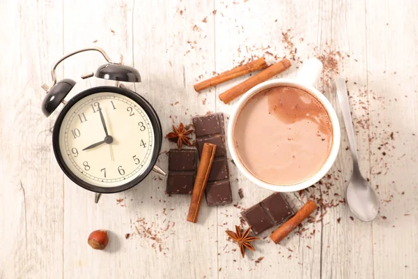 Горячий шоколад и будильник — стоковое фото