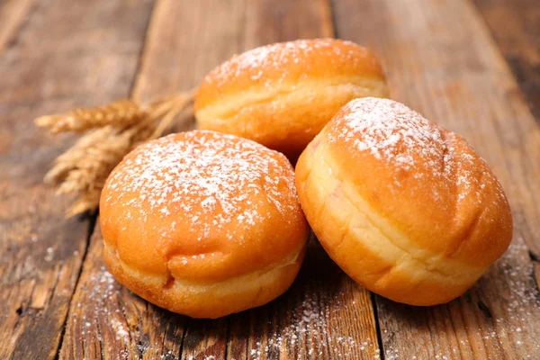 Vers gemaakte donuts met suiker — Stockfoto