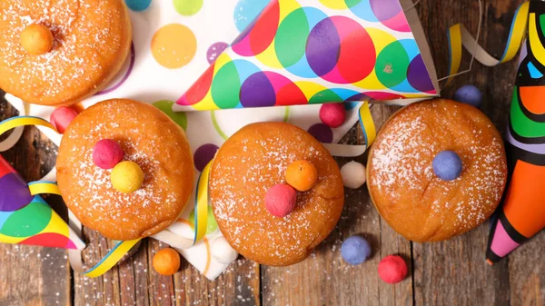 도넛과 축제 장식 — 스톡 사진