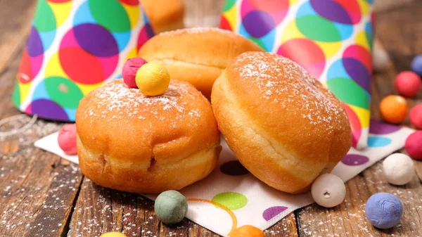 Donuts en feestelijke decoraties — Stockfoto