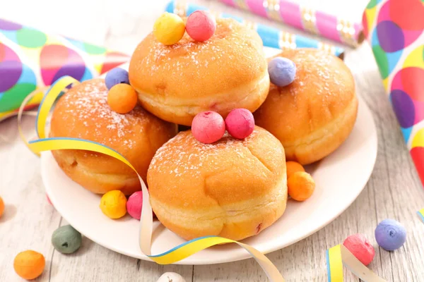 Donuts e decorações festivas — Fotografia de Stock