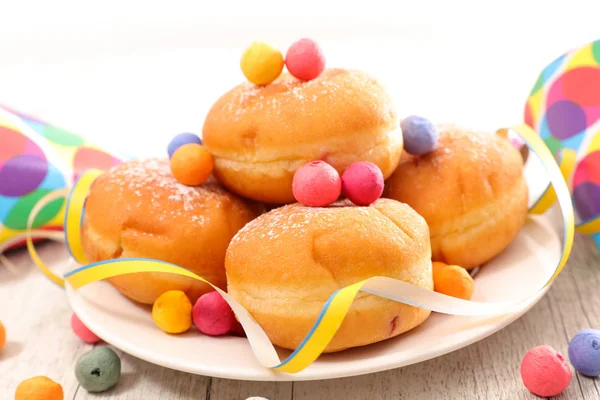 Donuts en feestelijke decoraties — Stockfoto