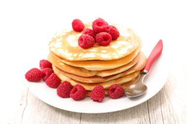 Olgun ahududu ile Pancakes