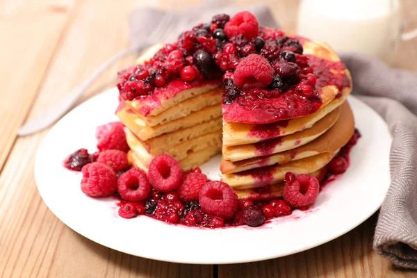 Hausgemachte Pfannkuchen mit Beeren — Stockfoto