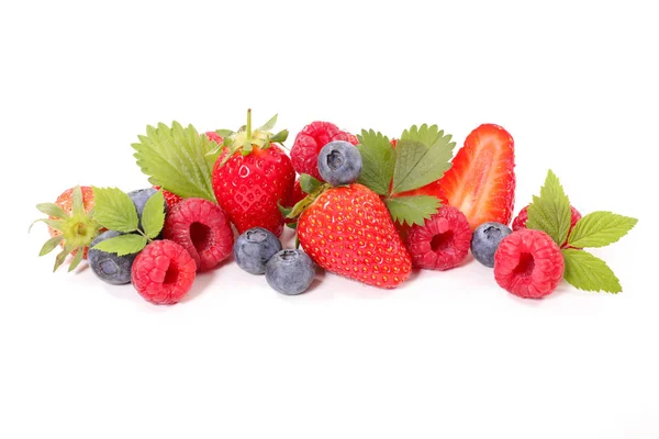 Reife Beeren mit Blättern — Stockfoto