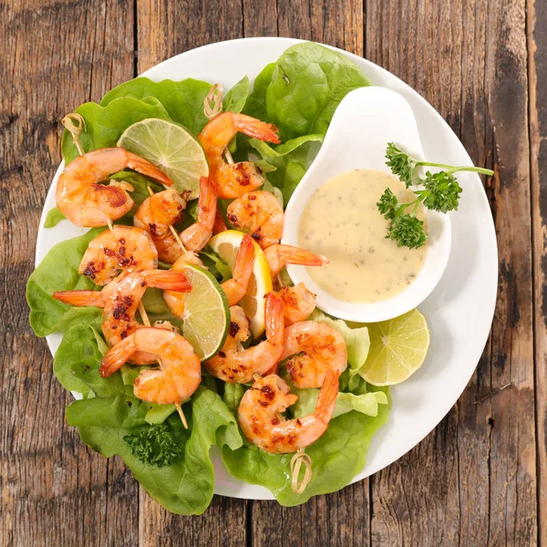 Fried shrimps and dip sauce — Stock Photo, Image