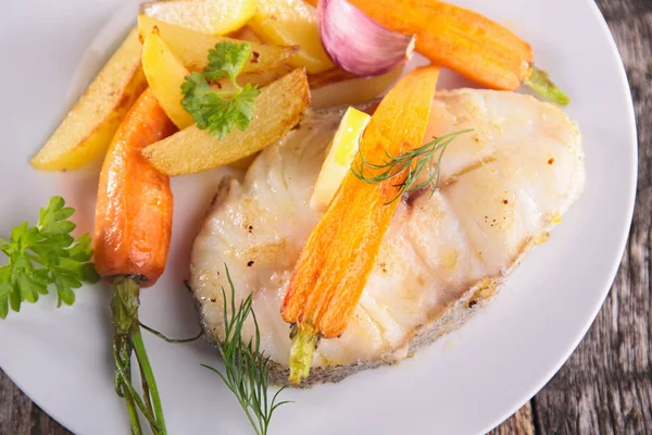 Roasted fish fillet and vegetables — Stock Photo, Image