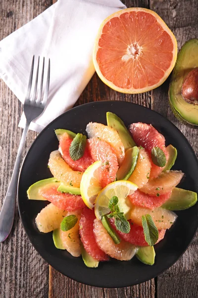 グレープ フルーツとアボカドのサラダ — ストック写真