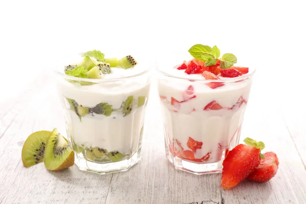 Frutas y yogur en vasos — Foto de Stock