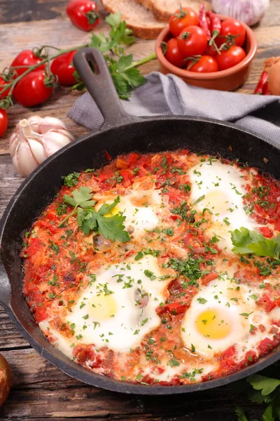 Смажені яйця з помідорами на сковороді — стокове фото