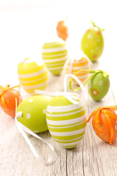 Декоративные окрашенные пасхальные яйца на столе — стоковое фото