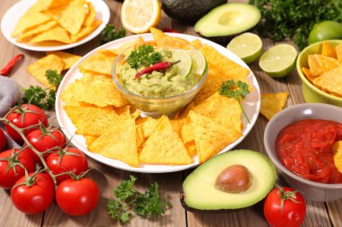 tortilla cips ve guacamole sos