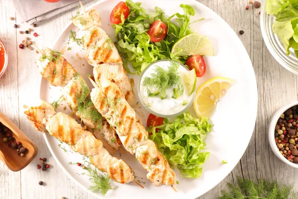 Grilled chicken and salad — Stock Photo, Image