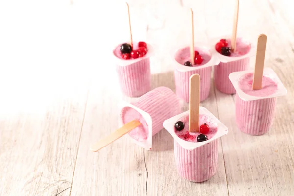 Helado de yogur con bayas —  Fotos de Stock