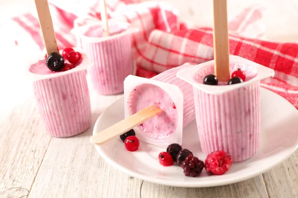 Sorvete de iogurte com bagas — Fotografia de Stock