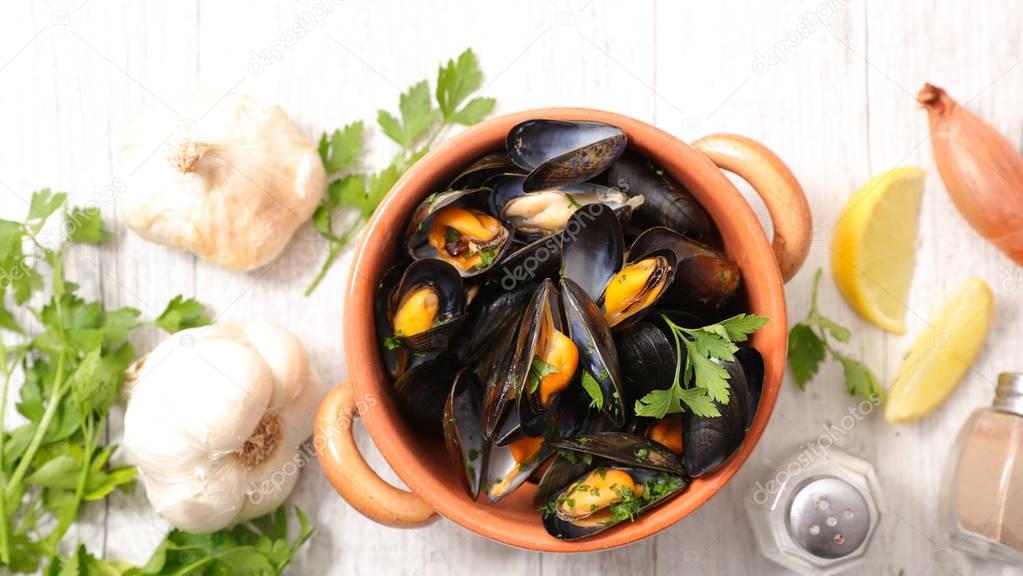 Boiled mussels and parsley 