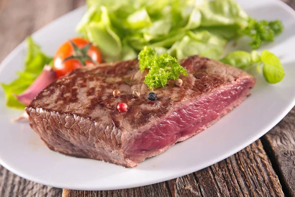 Gegrilltes Rindfleisch und Salat — Stockfoto