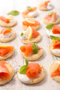 somon ve peynirli kanepeler