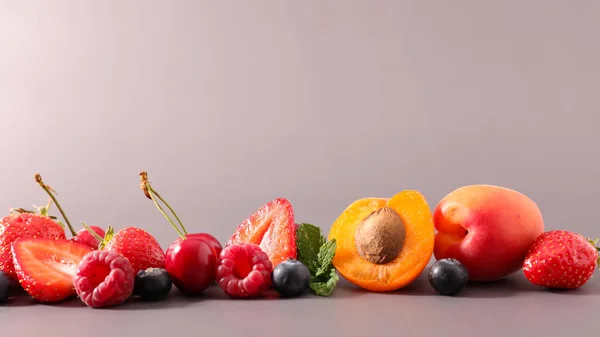 Frutas maduras surtidas — Foto de Stock
