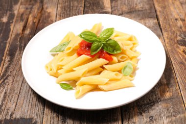 domates soslu makarna ve fesleğen. 