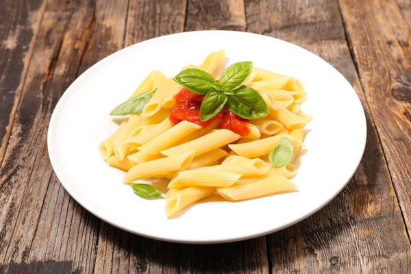 Pasta with tomato sauce and basil — Stock Photo, Image