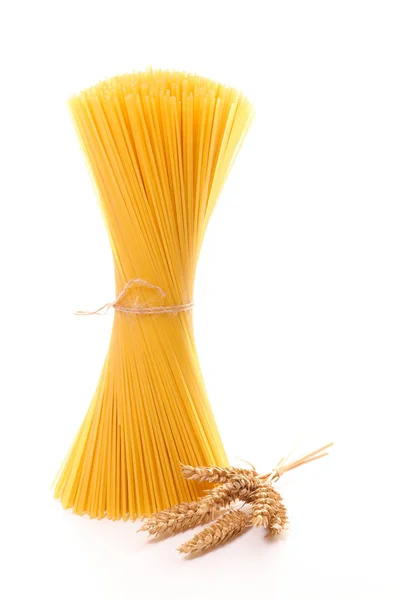 Rohe Spaghetti mit trockenen Ohren — Stockfoto