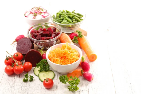 Verschiedene frische Salate mit Zutaten — Stockfoto