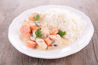 Ana yemek tabağı tabak içinde