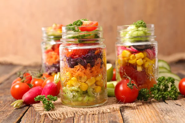 Радужный овощной салат — стоковое фото