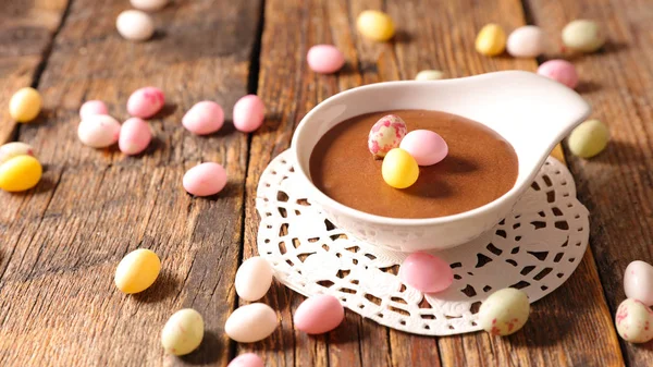 Schokoladenmousse mit Ostereiern — Stockfoto