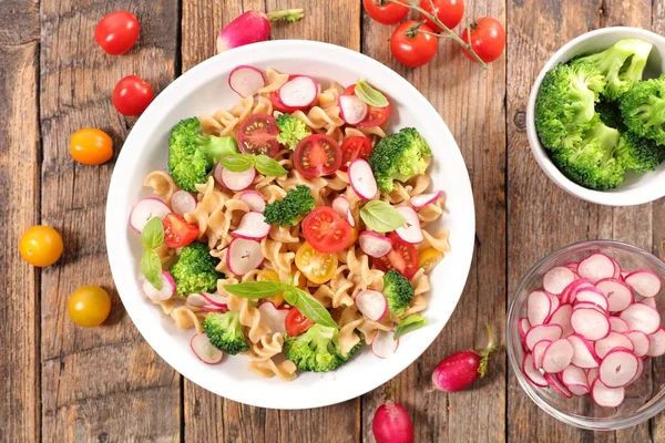 Pasta salad with tomato and broccoli — Stock Photo, Image