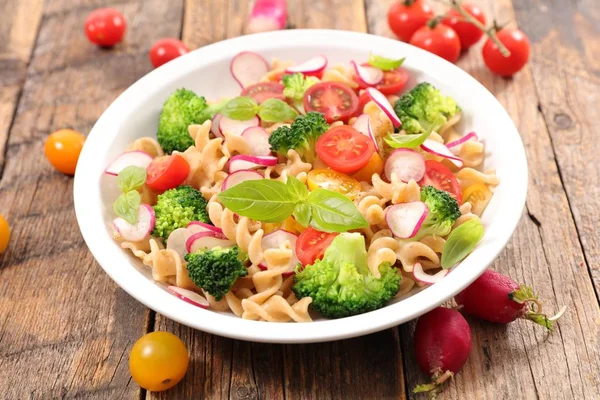 Nudelsalat mit Tomaten und Brokkoli — Stockfoto