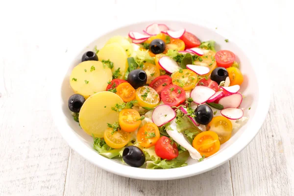 Salada de legumes em prato — Fotografia de Stock