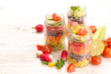 Gökkuşağı sebze salatası