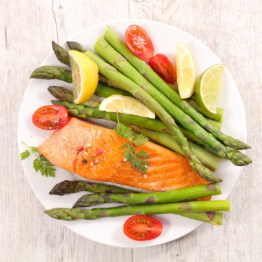 ızgara somon ve kuşkonmaz