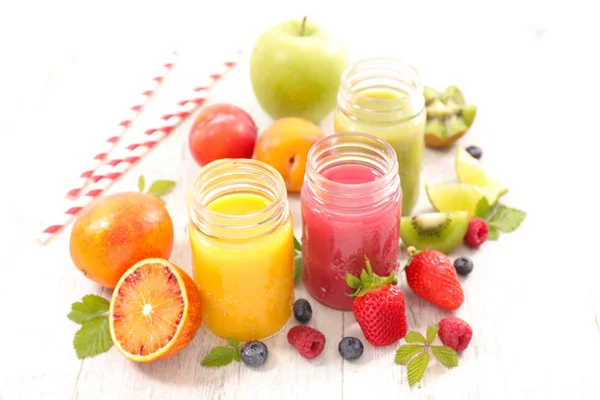 Смузі з фруктами та овочами — стокове фото