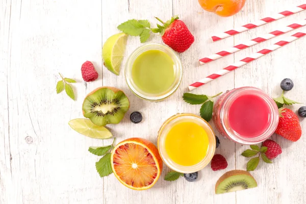 Smoothie with fruits and vegetables — Stock Photo, Image