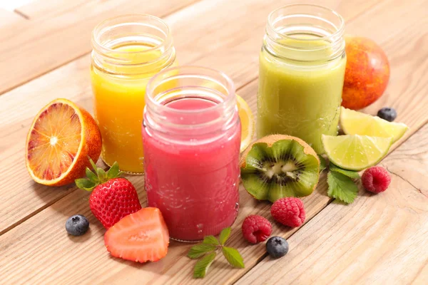 Smoothie with fruits and vegetables — Stock Photo, Image