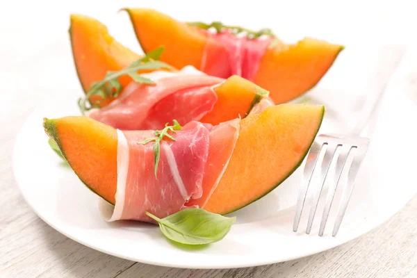 Melonenscheiben und Schinken — Stockfoto