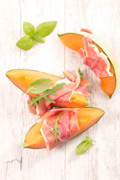 Melon slices and prosciutto — Stock Photo, Image