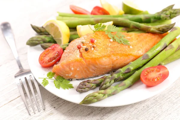 Salmão grelhado e espargos — Fotografia de Stock