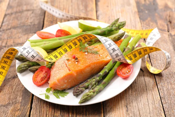 Grilled salmon and asparagus — Stock Photo, Image